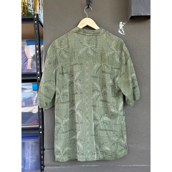 St. John’s Bay 100% Silk Shirt Men’s Medium Button Up Green Embossed Hawaiian - Picture 9 of 9